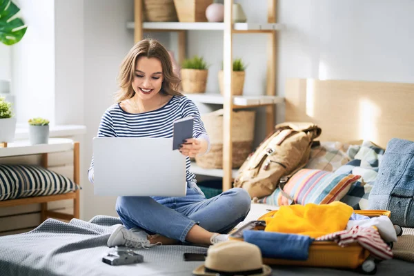 Vrouw voorbereiden op de reis — Stockfoto