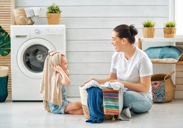 Çamaşırhane yapıyor aile — Stok fotoğraf