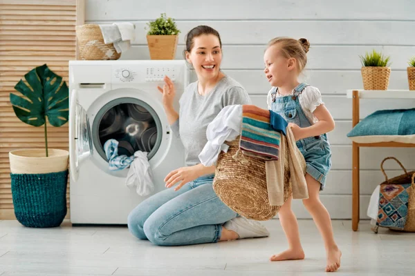 Familia haciendo lavandería — Foto de Stock