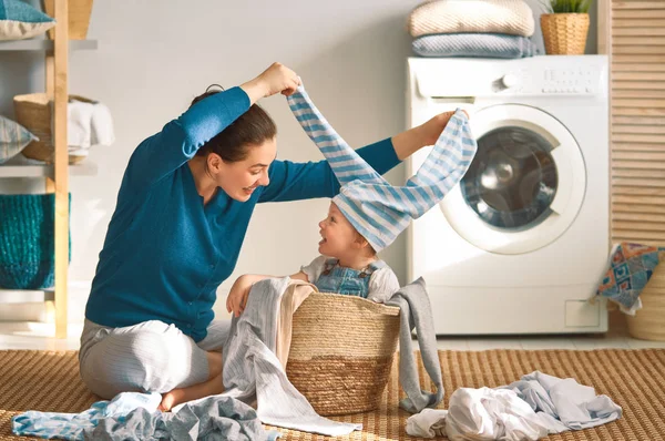 Familia haciendo lavandería — Foto de Stock