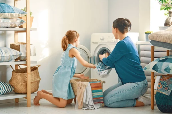 Familia haciendo lavandería — Foto de Stock