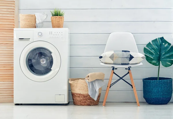 Wasruimte met een wasmachine — Stockfoto