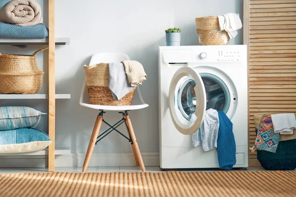 Lavandaria com máquina de lavar roupa — Fotografia de Stock