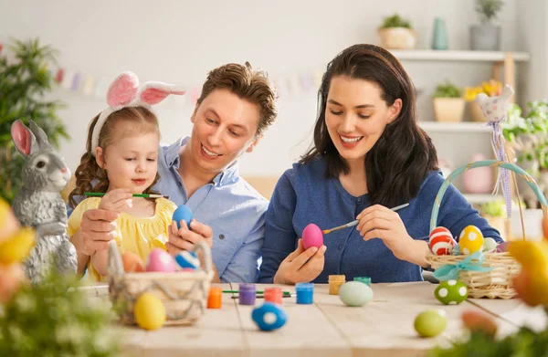 Aile Paskalya için hazırlanıyor