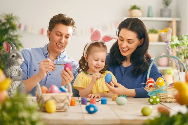 Aile Paskalya için hazırlanıyor