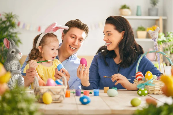 Rodinná příprava na Velikonoce — Stock fotografie
