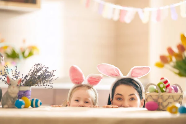 Familia preparándose para Pascua — Foto de Stock