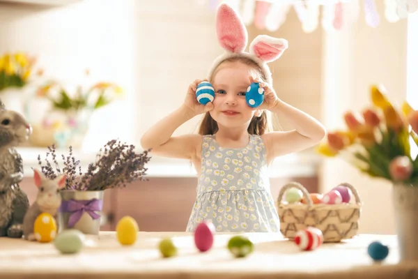 Kinder am Ostersonntag — Stockfoto