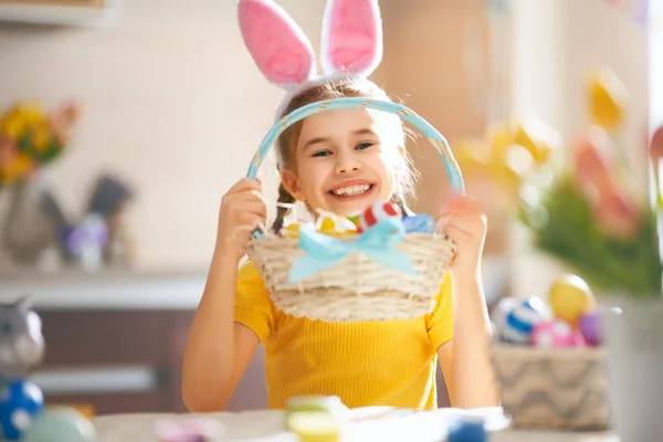 Dziecko na Wielkanoc — Zdjęcie stockowe
