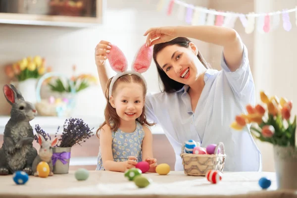 Aile Paskalya için hazırlanıyor — Stok fotoğraf