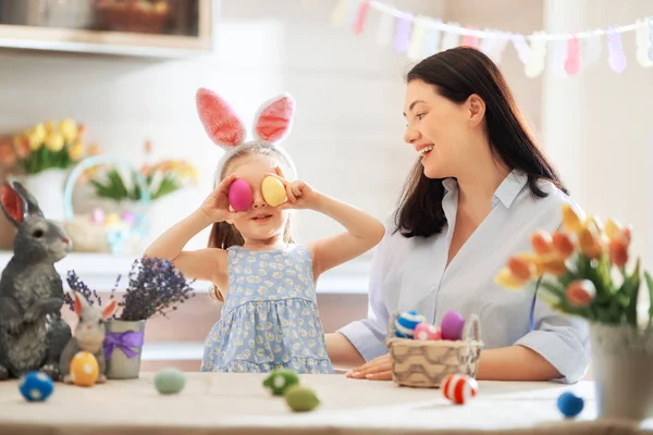 Familie bereidt Pasen voor — Stockfoto