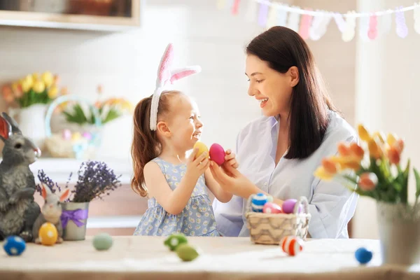 Aile Paskalya için hazırlanıyor