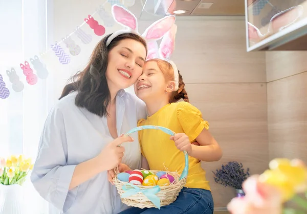 Familia preparándose para Pascua — Foto de Stock