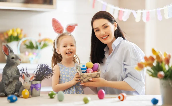 Familie bereitet sich auf Ostern vor — Stockfoto