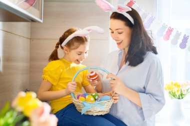 Aile Paskalya için hazırlanıyor