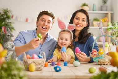 Aile Paskalya için hazırlanıyor