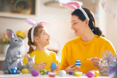 Aile Paskalya için hazırlanıyor