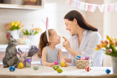 Aile Paskalya için hazırlanıyor