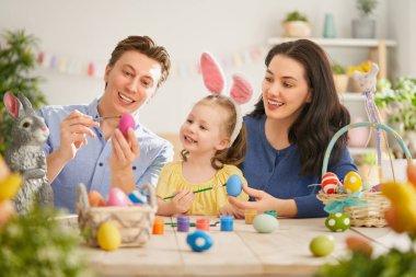 Aile Paskalya için hazırlanıyor