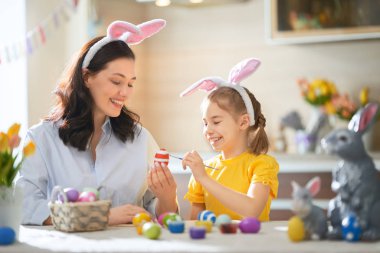 Aile Paskalya için hazırlanıyor