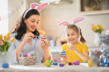 Aile Paskalya için hazırlanıyor