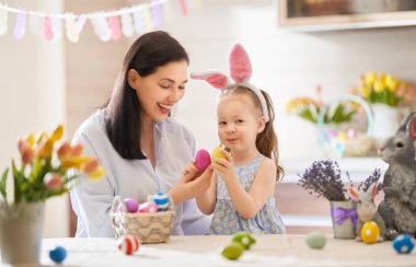 Aile Paskalya için hazırlanıyor