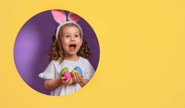 boyalı yumurta ile kız