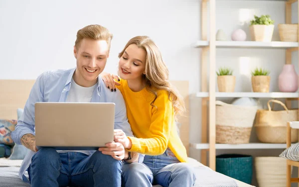 Casal está usando um laptop — Fotografia de Stock