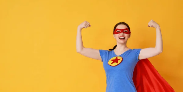 Mulher em traje de super-herói — Fotografia de Stock