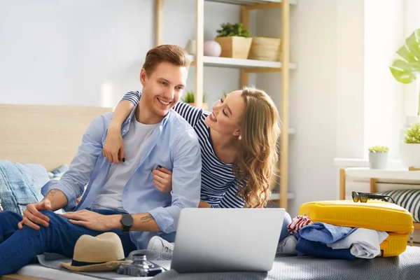 Casal se preparando para a viagem — Fotografia de Stock