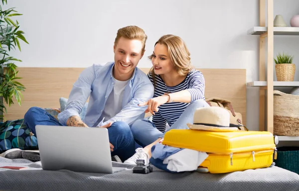 Casal se preparando para a viagem — Fotografia de Stock