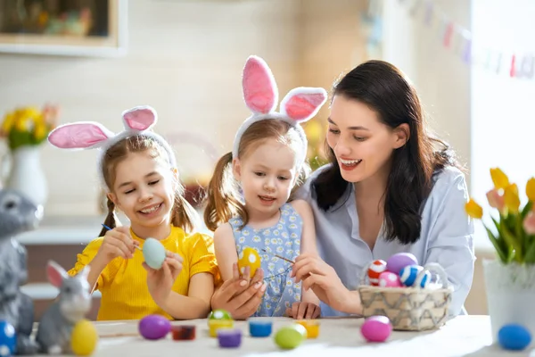 Aile Paskalya için hazırlanıyor — Stok fotoğraf