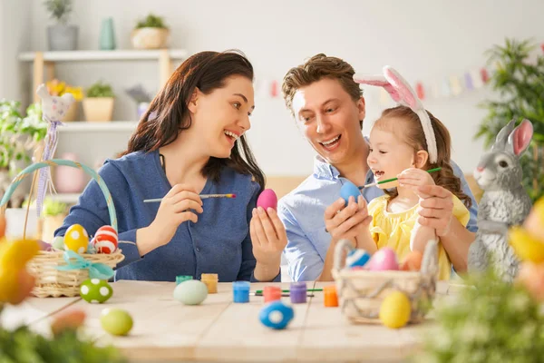 Família se preparando para a Páscoa — Fotografia de Stock