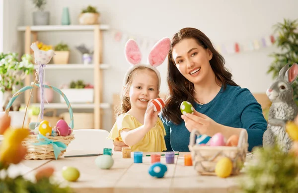Familia preparándose para Pascua — Foto de Stock