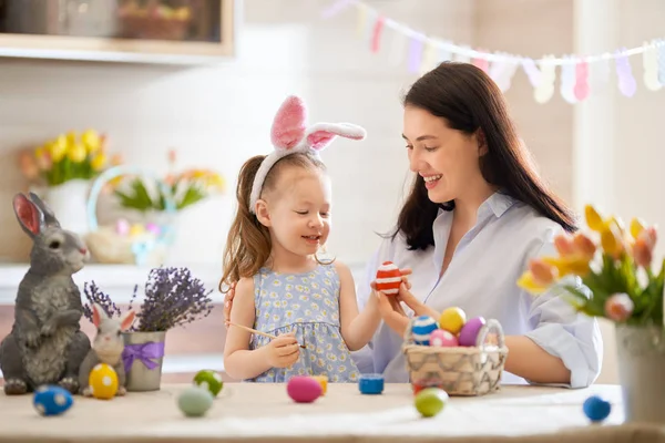 Rodinná příprava na Velikonoce — Stock fotografie