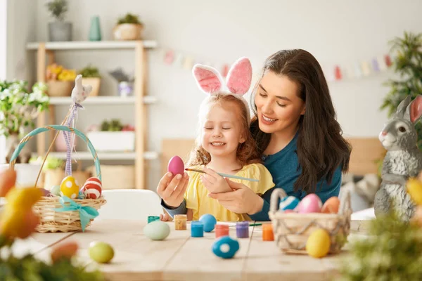 Familie bereitet sich auf Ostern vor — Stockfoto