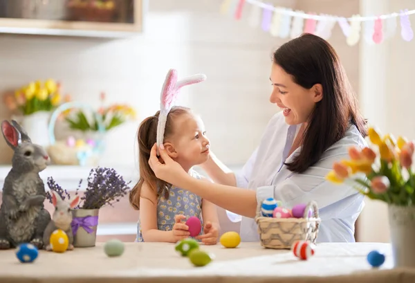 Familie bereitet sich auf Ostern vor — Stockfoto