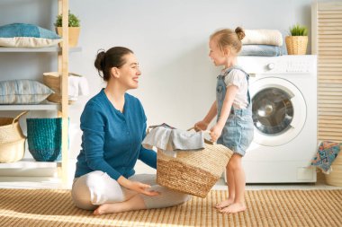 Çamaşırhane yapıyor aile