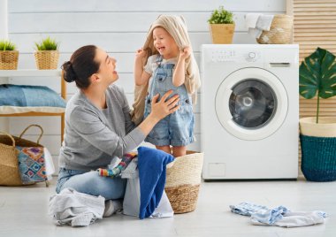 Çamaşırhane yapıyor aile
