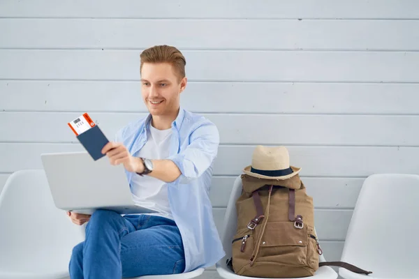 Homem se preparando para a viagem — Fotografia de Stock