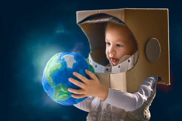 Kid met globe. — Stockfoto