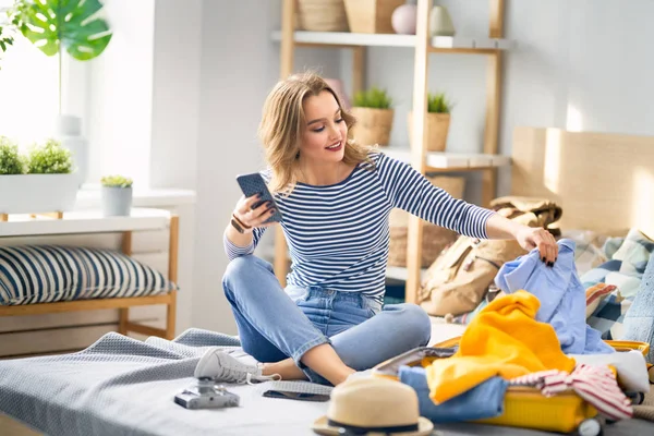 Frau bereitet sich auf die Reise vor — Stockfoto