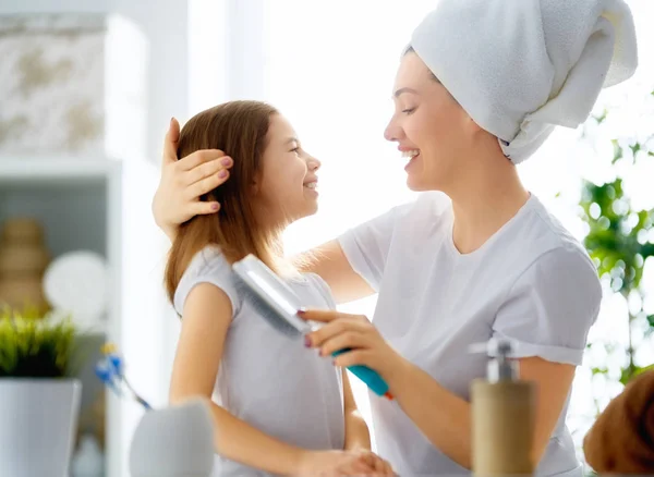 Madre e figlia pettinando i capelli — Foto Stock