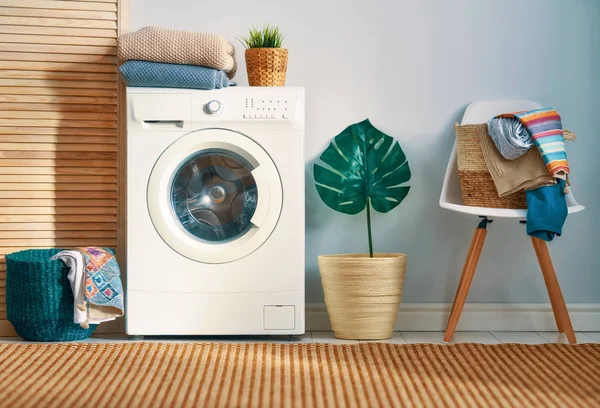 Wasruimte met een wasmachine — Stockfoto