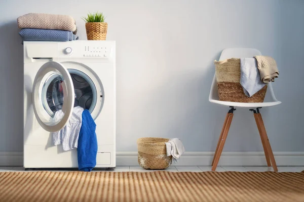 Пральня з пральною машинкою — стокове фото