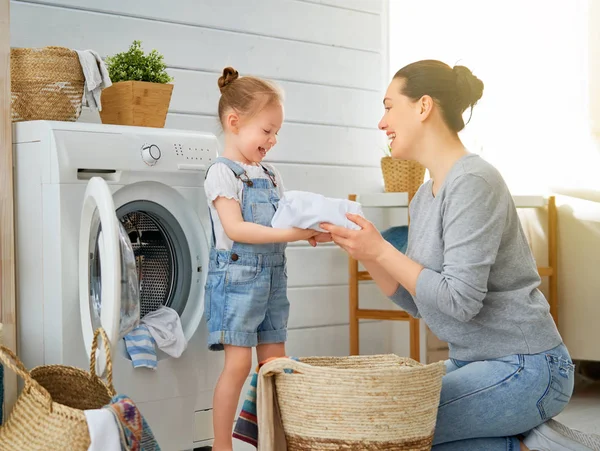 Familia haciendo lavandería — Foto de Stock