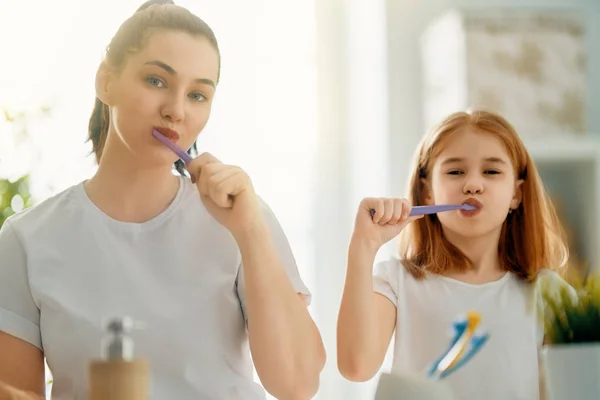 Familia se cepillan los dientes —  Fotos de Stock