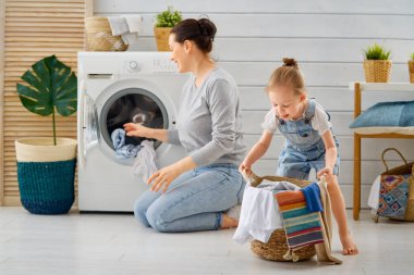 Çamaşırhane yapıyor aile