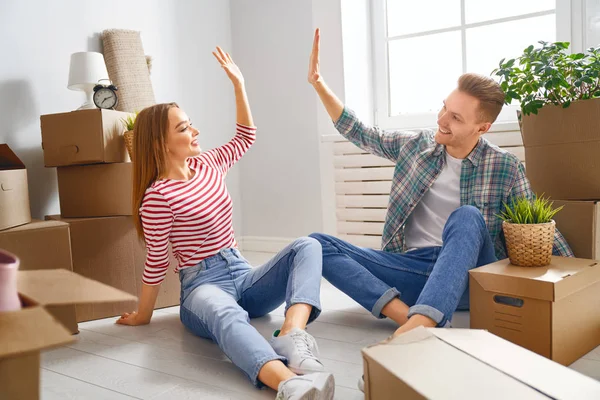 couple moving to new apartment