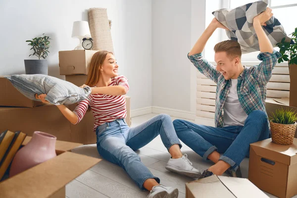 Par som flyttar till ny lägenhet — Stockfoto